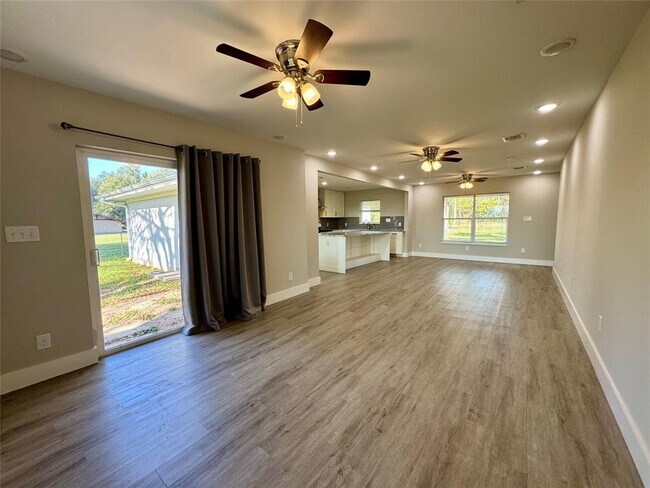 Building Photo - 813 Central Ave