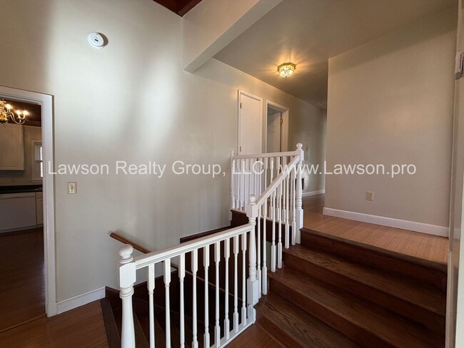 Building Photo - Beautiful Mid Century Modern Grandin Road Home