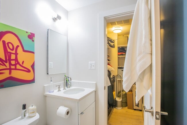 Building Photo - Lovely Studio Condo Unit in Columbia Heights!