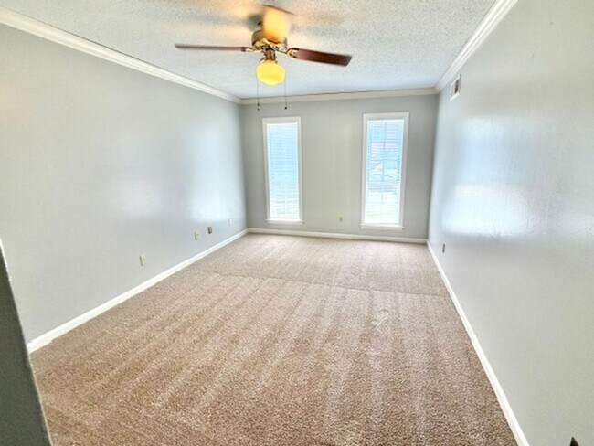 Building Photo - 5712 Robin Hop Ln