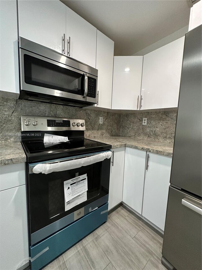 Building Photo - 2050 SW 122nd Ave