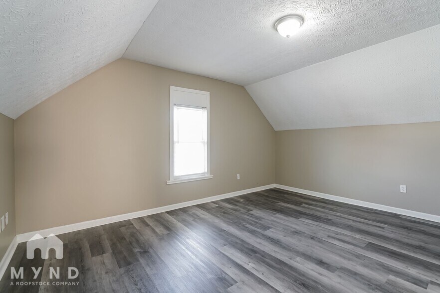 Building Photo - 2405 7th St