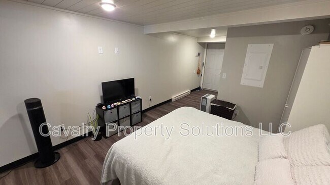 Building Photo - 3947 E Calvary Rd