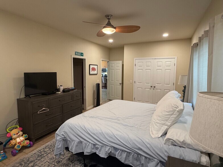 Building Photo - 1244 N Lewis Ave