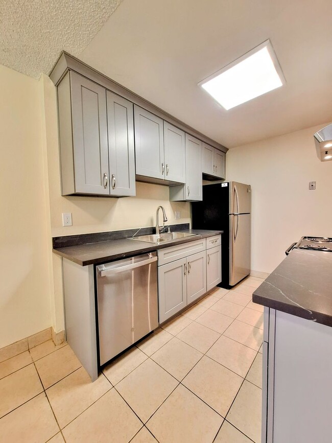 Building Photo - Beautifully Remodeled Second Floor Condo A...