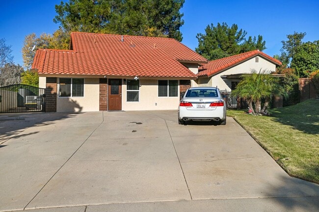 Primary Photo - Large studio unit in a quiet Claremont Nei...