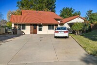 Building Photo - Large studio unit in a quiet Claremont Nei...