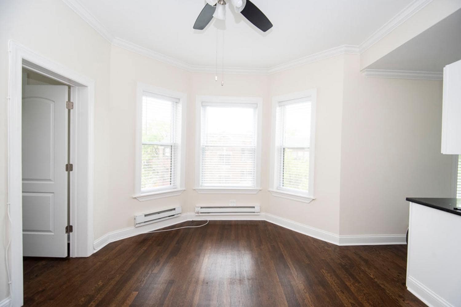 Building Photo - 917 W Waveland Ave