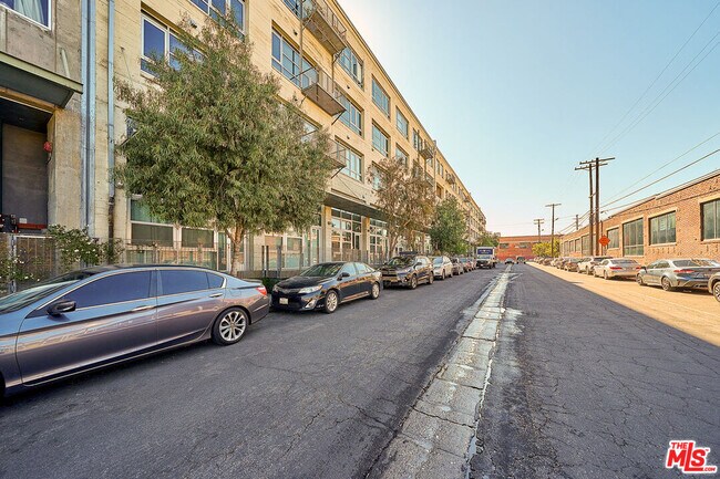 Building Photo - 530 S Hewitt St