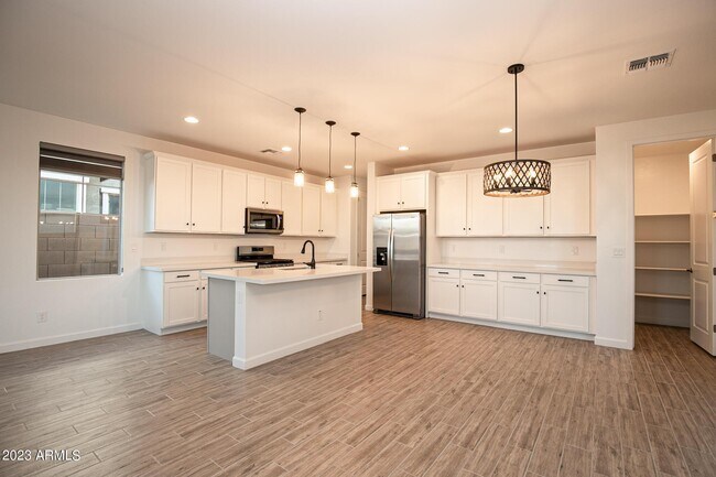 Building Photo - 1941 W Holden Dr