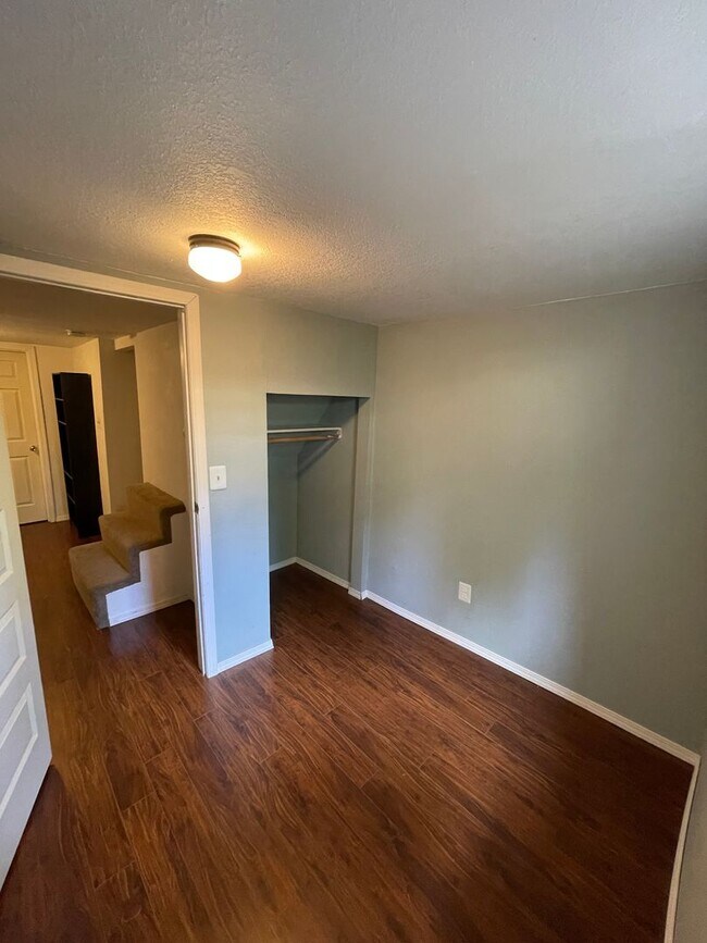 Building Photo - ALL UTILITIES INCLUDED - 3 bed duplex