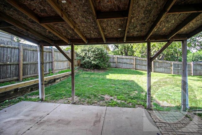 Building Photo - Beautiful and Spacious 3 Bedroom / 2 Bath ...