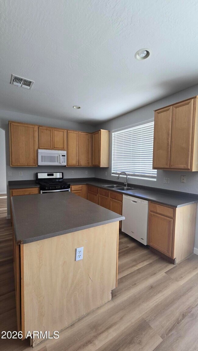 Building Photo - 1693 E Ebony Pl