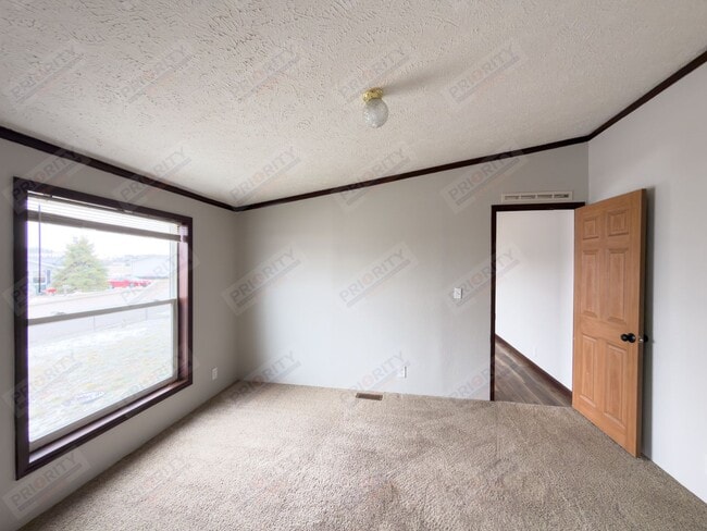 Building Photo - Spacious 4 bedroom single family home