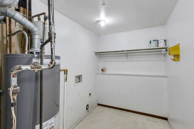 Building Photo - Spacious 4-Bed, 2-Bath