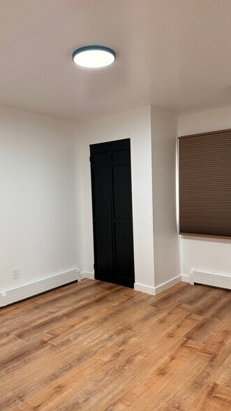 Guest room - 3001 E 42nd Ave