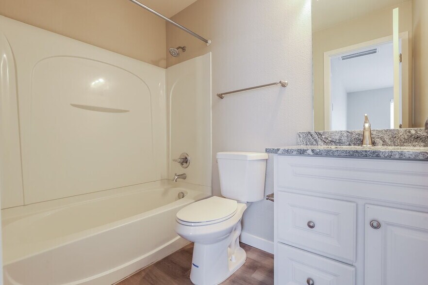 Building Photo - 485 River Way