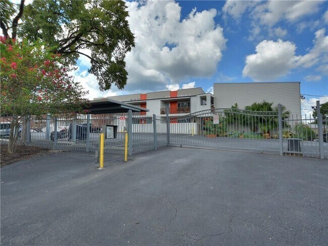 Building Photo - 2200 Dickson Dr
