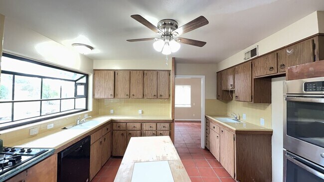 Building Photo - 3815 Ridgeline Dr
