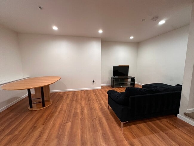 Building Photo - Large UW Apartment available for 2026-2027 school year!