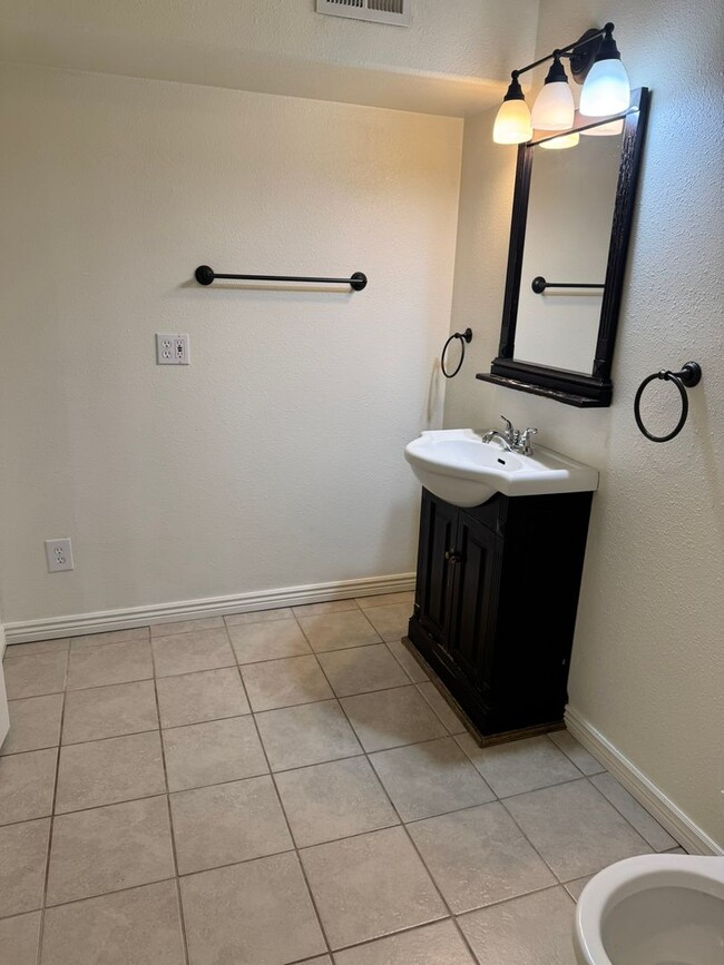 Building Photo - 1613 Summerset Dr