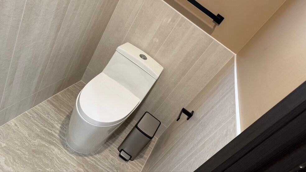 Building Photo - 594 S Mentor Ave