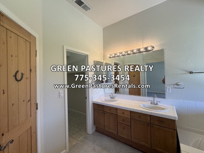 Building Photo - 1045 Brierwood Ln