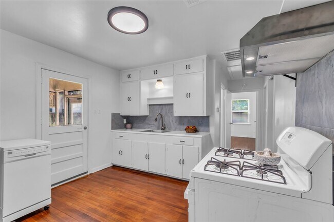 Building Photo - 807 1/2 Fisher Street Unit