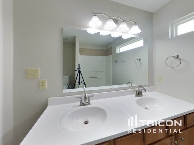 Building Photo - 6916 N Karnes Dr