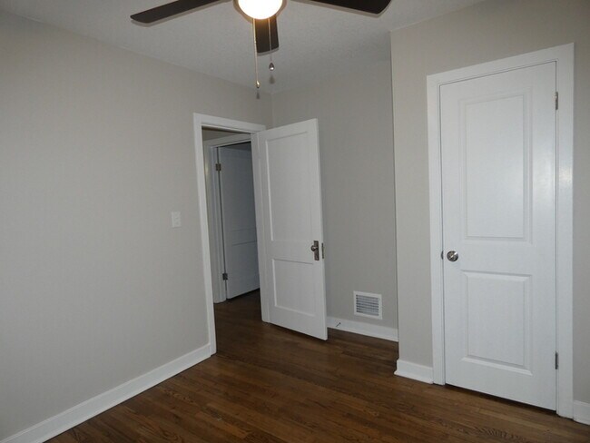 Building Photo - Beautiful Updated Home in North Kansas City School District!