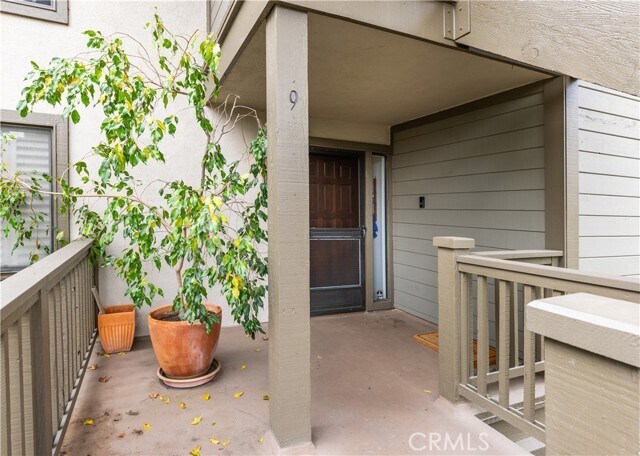 Building Photo - 9 Flores