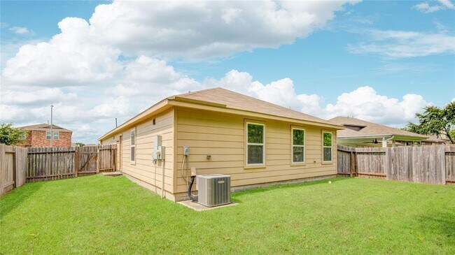 Building Photo - 2111 Denridge Dr