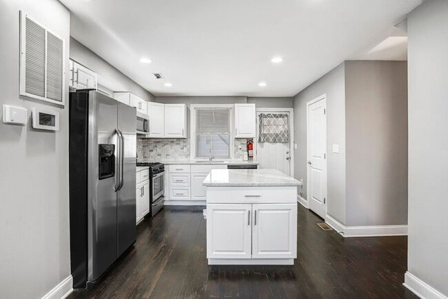 Building Photo - 812 Burns St SE