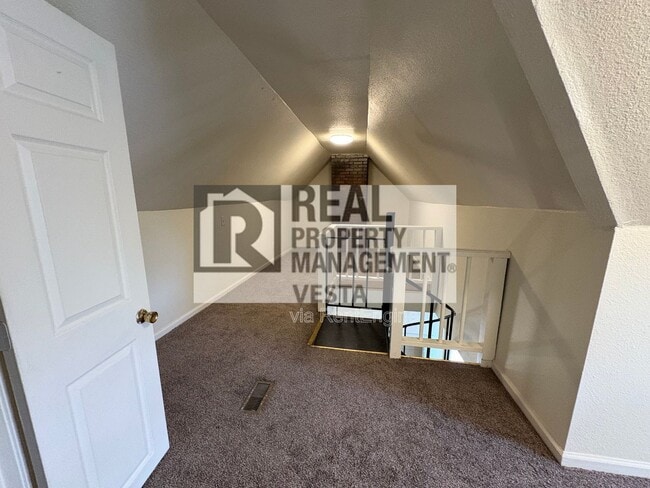 Building Photo - 1065 College St