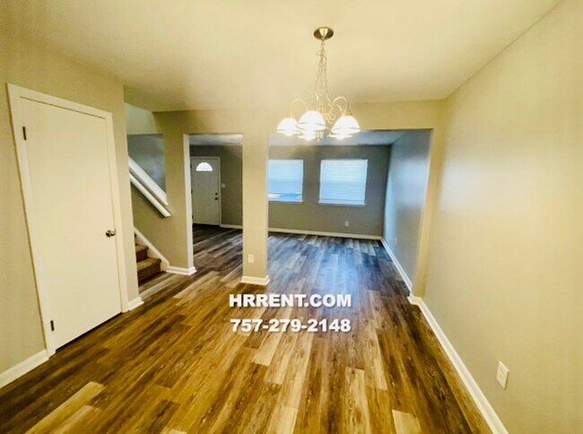 Building Photo - Beautiful recently Renovated 2 Bedroom 1.5...