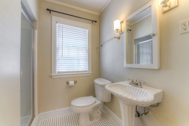 Building Photo - Beautiful 3 bed/3 full baths PLUS flex spa...