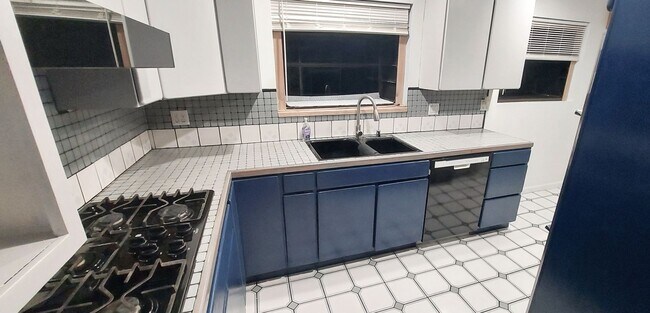 Building Photo - 3/4 mile to beach 3BR in Redondo Beach