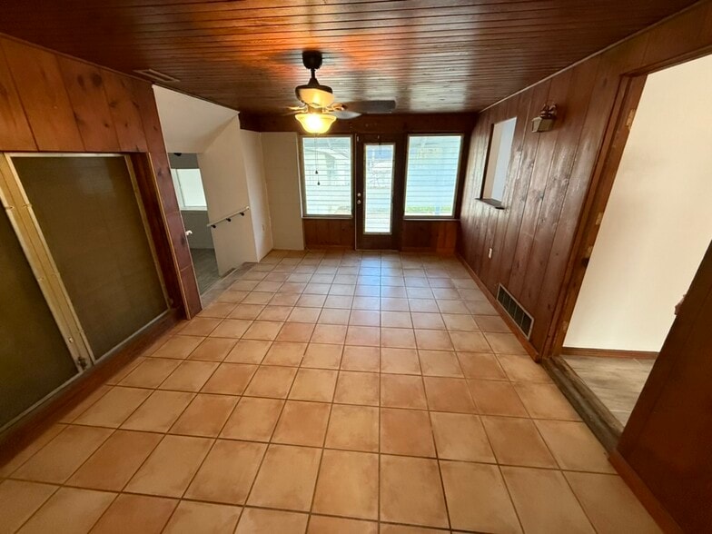 Building Photo - 69 E Seminole Ave