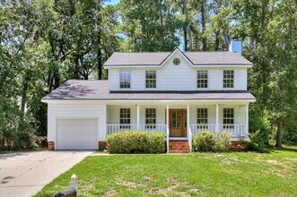 Building Photo - 3 bedroom, 2.5 bathroom home on a large co...