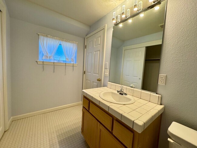 Building Photo - Spacious 3 bedroom, 3 bath bi-level home nestled in the scenic Sierra Nevada foothills