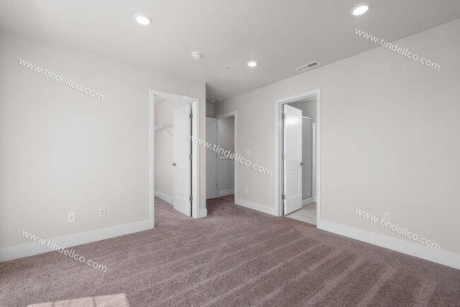 Building Photo - 3 Bedroom 2.5 Bathroom Stunner with Covere...