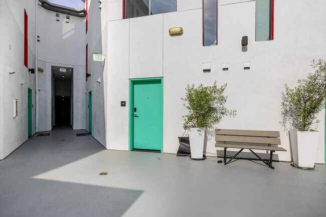 Building Photo - 654 N Virgil Ave