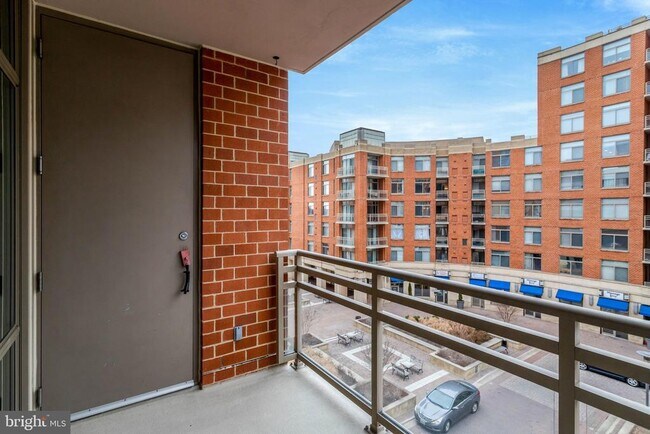 Building Photo - 3650 S Glebe Rd