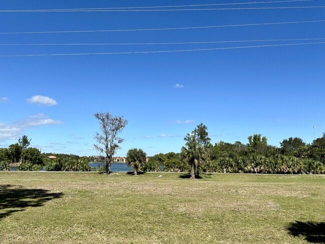 Building Photo - 909 Hampton Cir