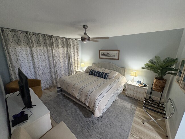 Building Photo - 512 W Venice Ave