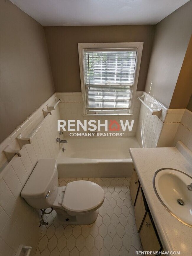 Building Photo - Convenient, 3/2 Home In East Memphis Now A...