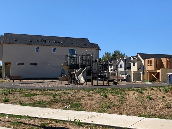 Building Photo - EZ  living - Honey stop the car !  Ridgefi...