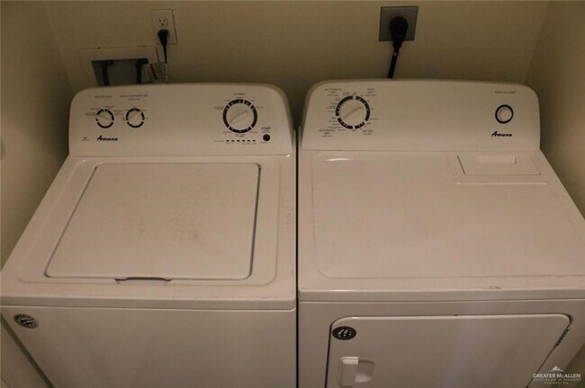 Building Photo - 16 Downing Ave