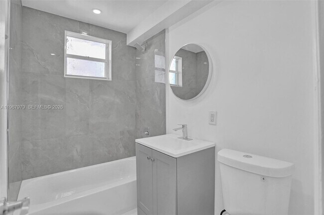 Building Photo - 505 NE 30th St