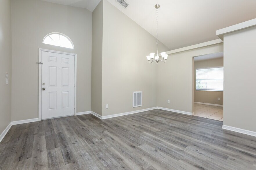 Building Photo - 2016 Briarcliff Cir